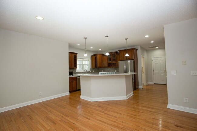 Building Photo - "Spacious 3-Bedroom Retreat with 3200 Sq Ft of Comfort in Seven Lakes!"