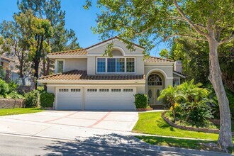 Building Photo - Stunning Sierra Del pro view home!