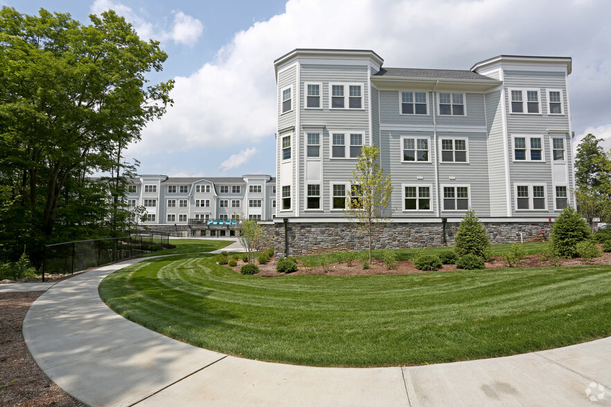 Building Photo - Colonial Pointe at Franklin Lakes