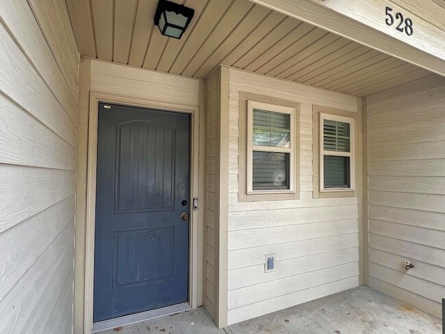 Building Photo - 528 Scenic Dr