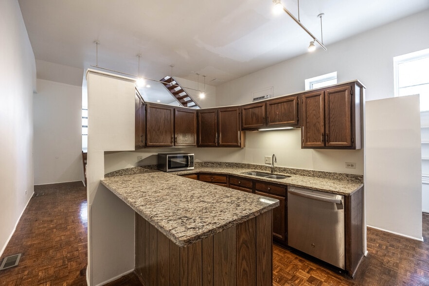 Building Photo - 2059 N Clifton Ave