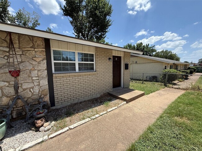 Building Photo - 211 Skyway Dr