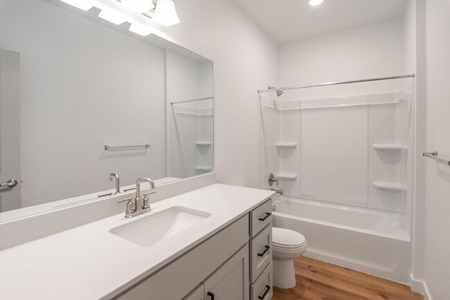 Building Photo - Spacious 3-Bed Dupont Model in Vista View:...