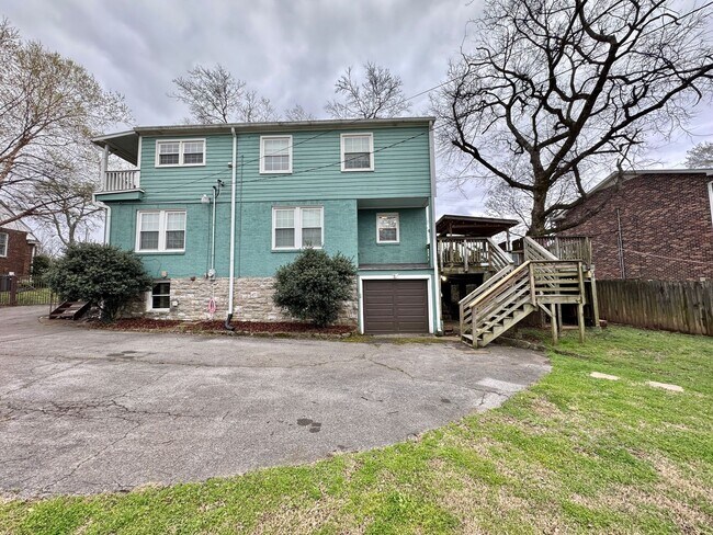 Building Photo - 5 Bedroom Home Between 12 South and Oak Hill