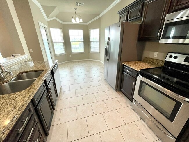 Building Photo - 4820 Lakeshore Dr