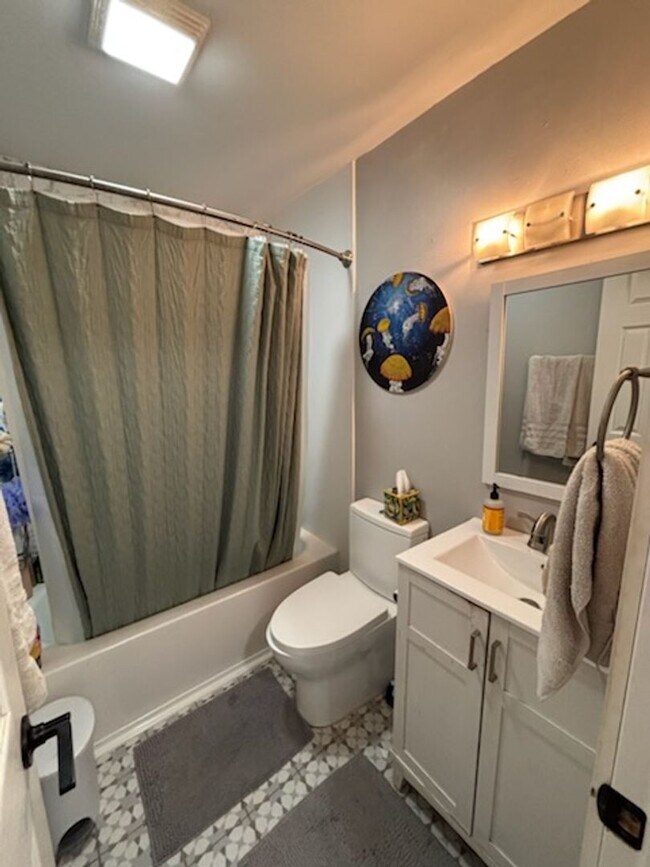 Building Photo - 2 BED | 1 BATH | SINGLE-LEVEL | SINGLE GARAGE | SOUTH