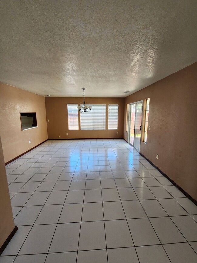 Building Photo - 3BD/2.5BA Single Story Home - 1950 Square ...