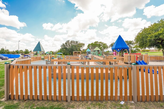 Building Photo - 1005 Meadowbend Dr