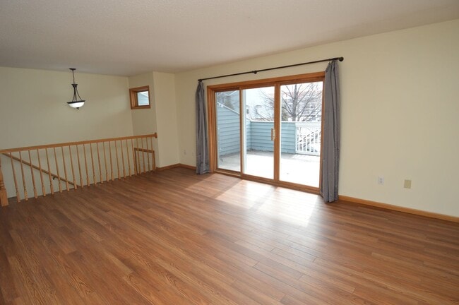 Building Photo - 2 Bed + Den, 2.5 Bathroom Townhouse for Rent