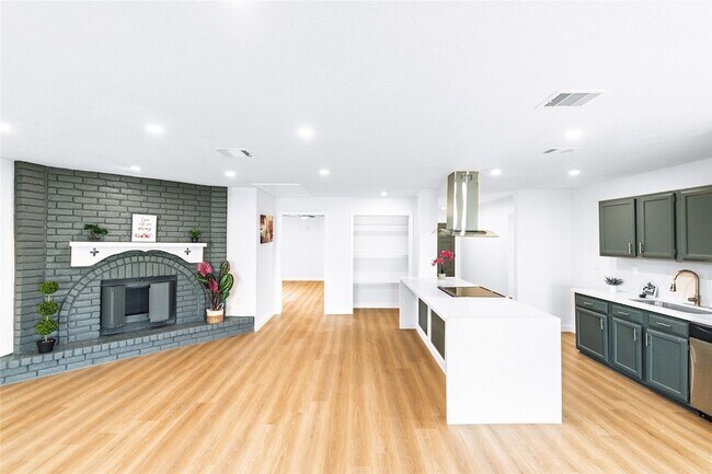 Building Photo - 318 Willoughby Dr