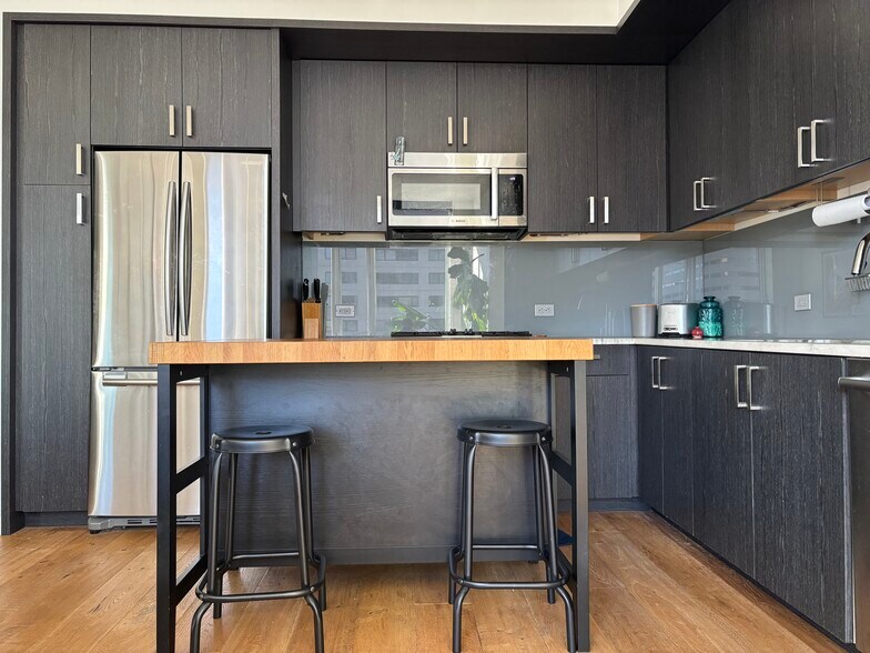 Kitchen with high end appliances - 1321 Seneca St