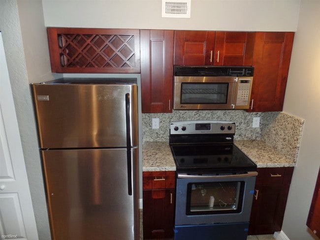 Building Photo - 1 br, 1 bath Condo - Lakeview Club