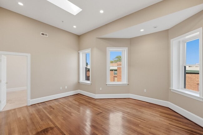 Building Photo - Columbia Heights Penthouse Condo | 1 Bed | 1 Bath | 600 Sf