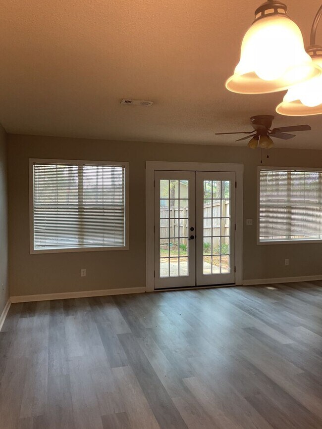 Building Photo - Briarwood West!!  LVP In Living Room!!