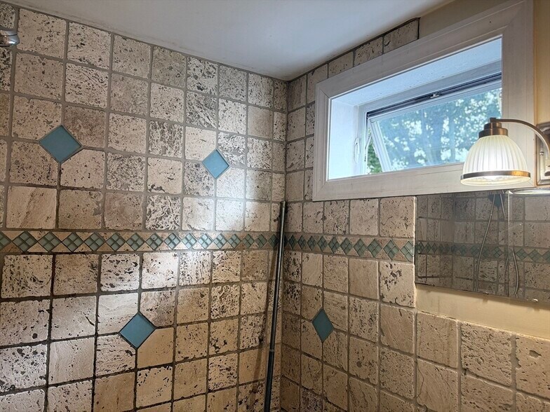 Building Photo - 24 Duval St