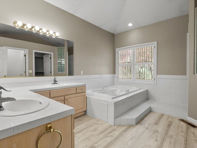 Building Photo - Fieldcreek Gem