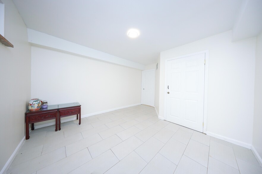 Building Photo - 569 Putnam Ave