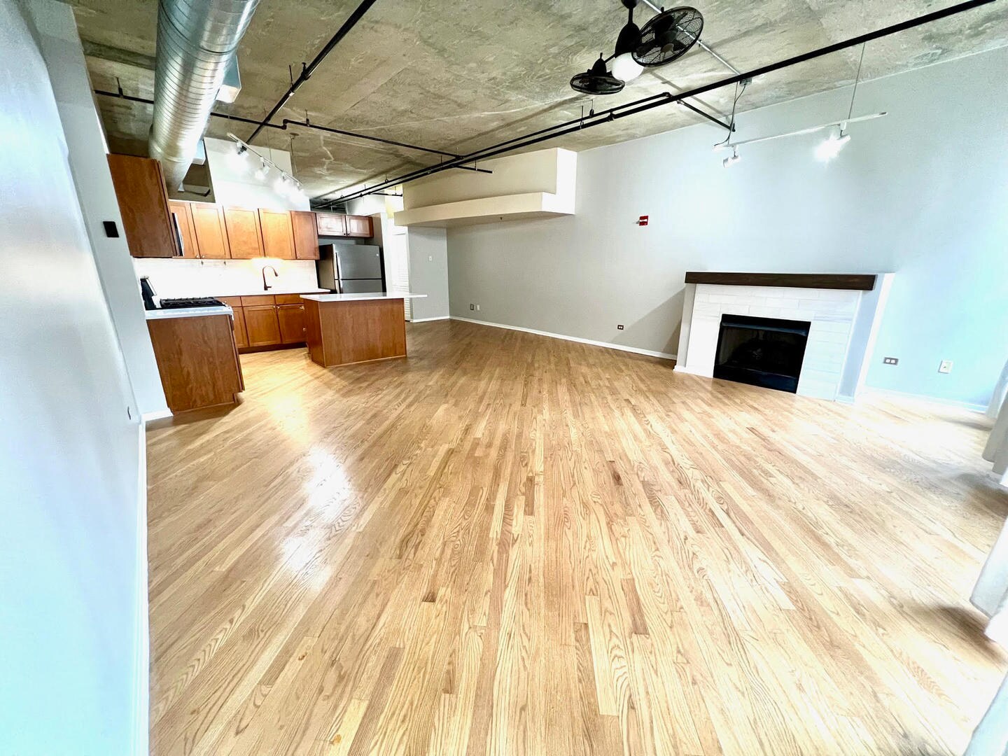 Building Photo - 933 W Van Buren St