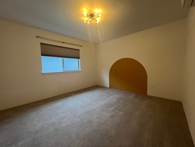 Building Photo - Contemporary 3/2.5 Talent home in Central Location | Available Now