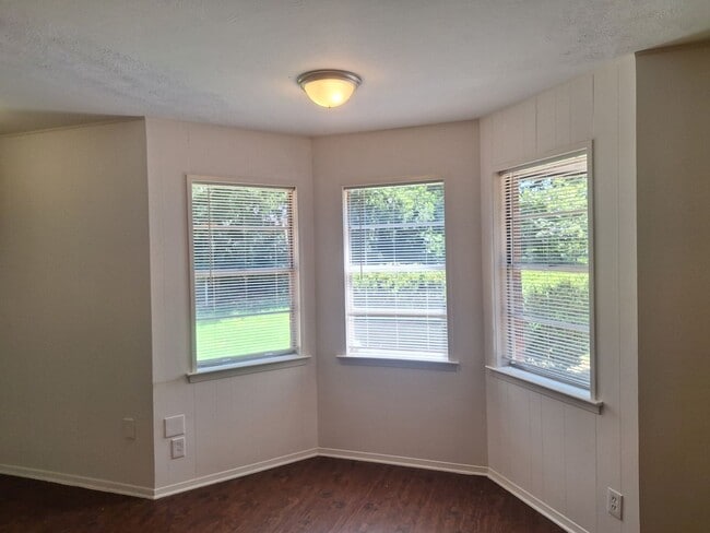 Building Photo - 513 Simmons Dr