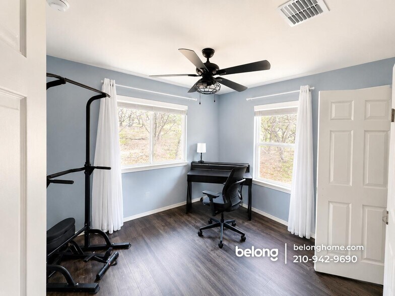Building Photo - 1803 Live Oak Dr