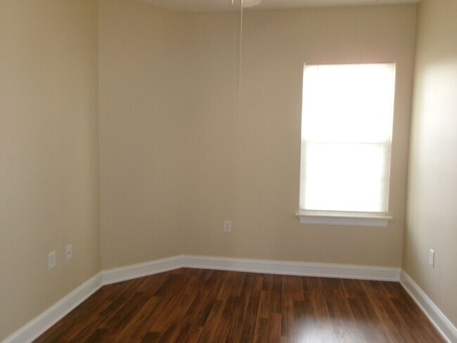 Building Photo - 3 bedroom, 2 bath condo located in Fountai...