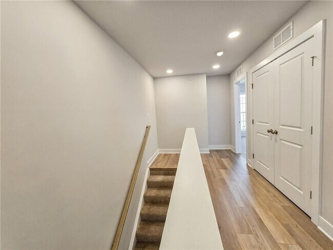 Building Photo - 305 Frederick Wy