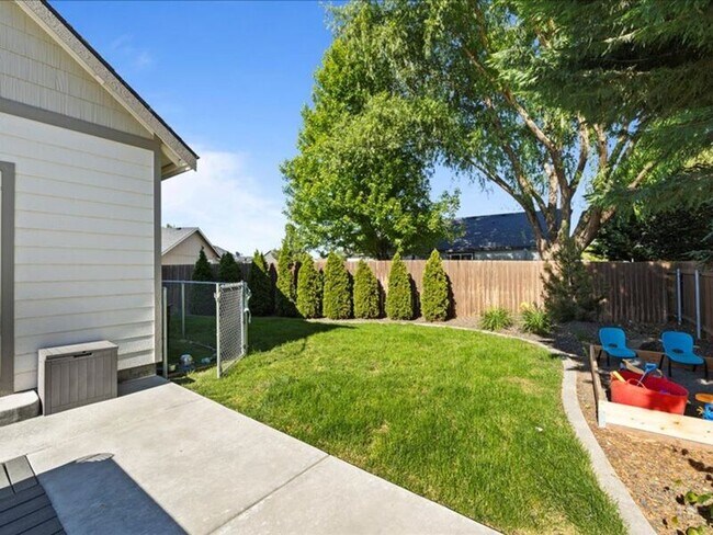 Building Photo - 617 Esperanza Ct