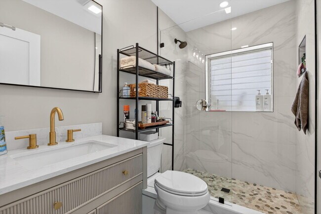 Building Photo - 2433 SE 10th St