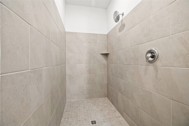 Building Photo - 823 Heaven Dr