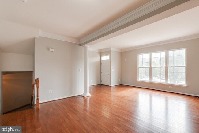 Building Photo - Spacious 3-level townhome with a 2-car garage in the desirable South Riding community.