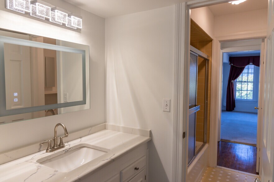Building Photo - 817 Botetourt Gdns