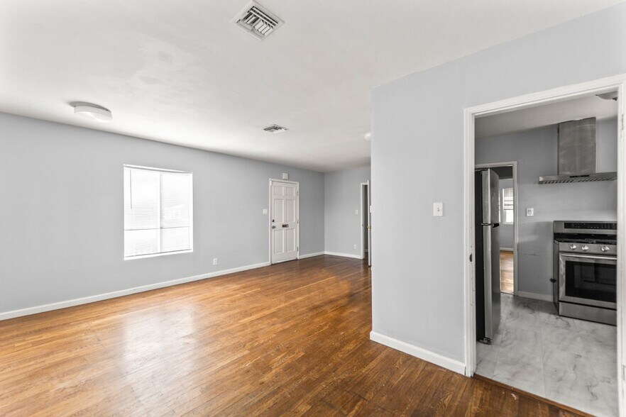 Building Photo - 8102 Norwich Ave