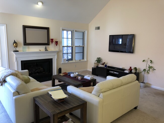 Building Photo - 575 Roslaire Dr