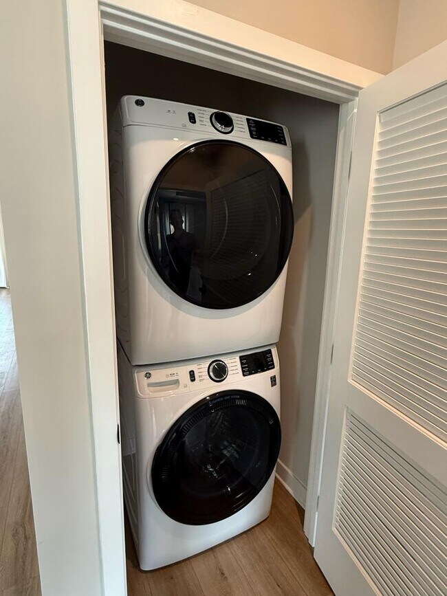 Building Photo - 28 Crown St