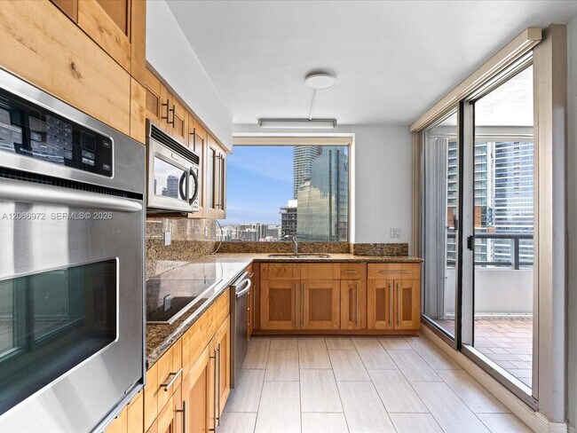 Building Photo - 1541 Brickell Ave