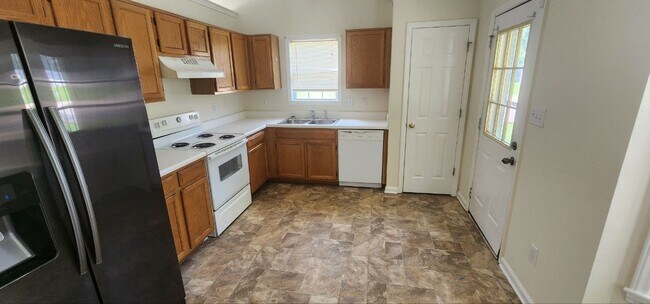 Building Photo - 1009 Spruce Dr