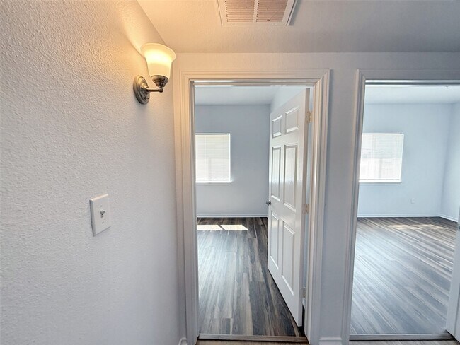 Building Photo - 512 E Hazelwood St