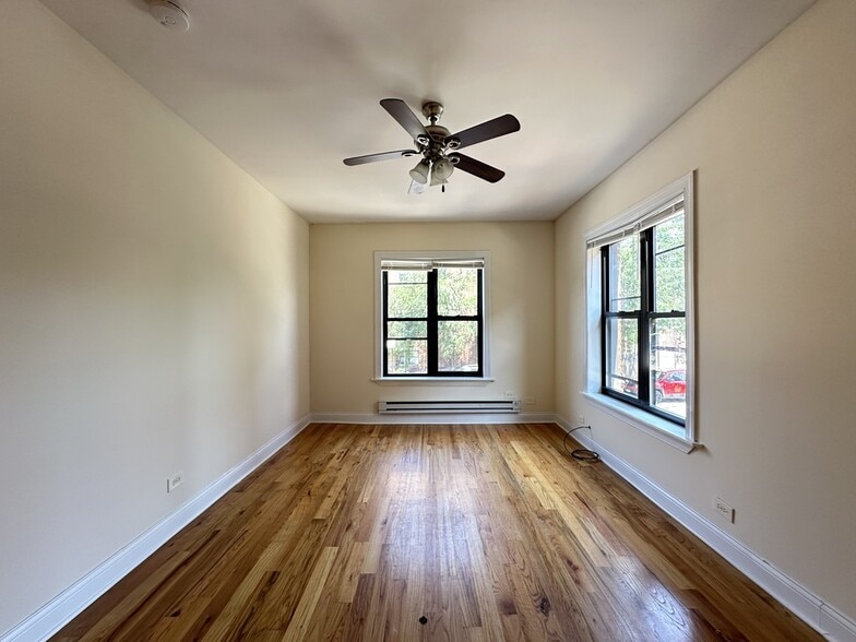 Building Photo - 938 W Cornelia Ave