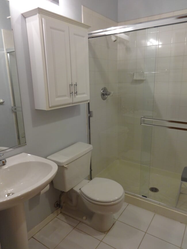2nd Bath - 1000 W Washington Blvd