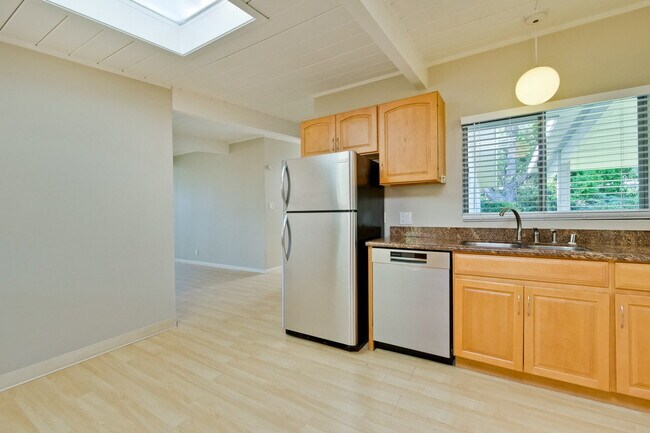 Building Photo - Nice Single Level Eichler Home in the Gree...