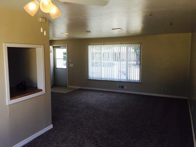 Building Photo - Spacious 4BR/2BA Home with HUGE Yard! AVAI...