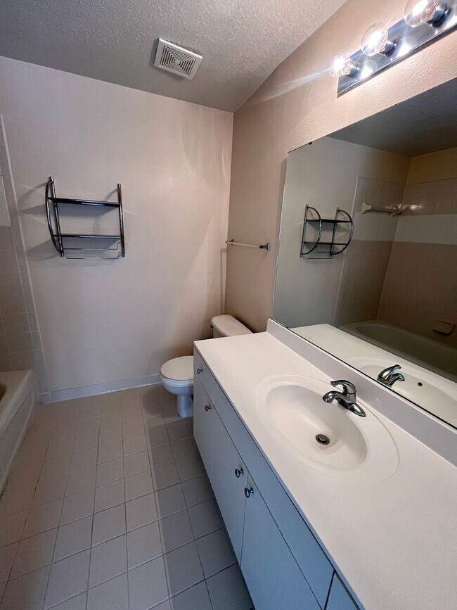 Building Photo - Exceptional Home Clean