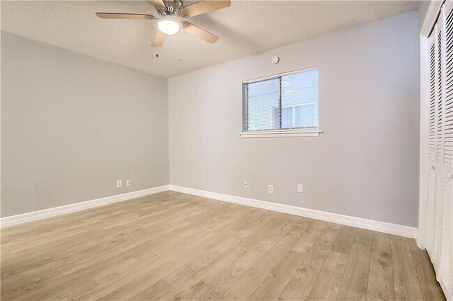 Building Photo - 2122 Hancock Dr