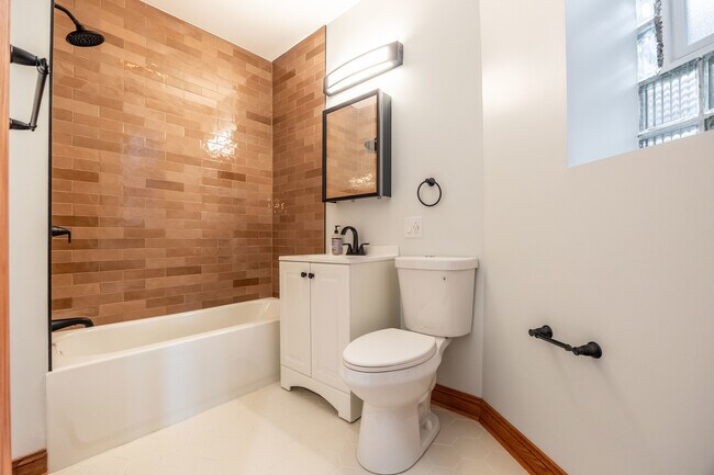 Building Photo - 2842 W Augusta Blvd