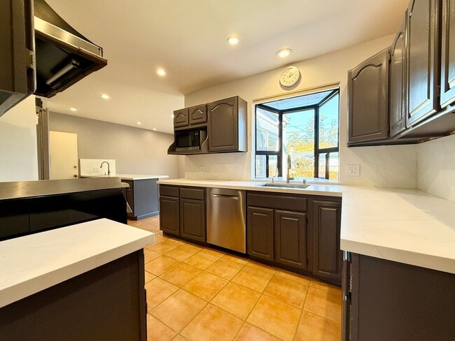 Building Photo - Beautifully Renovated Single-Family Home i...