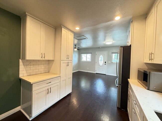 Building Photo - Charming Long Beach Home with Bonus Spaces!