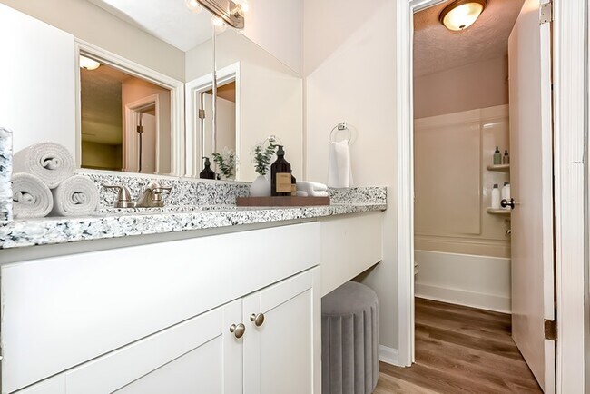 Building Photo - 3011 Woodfield Dr