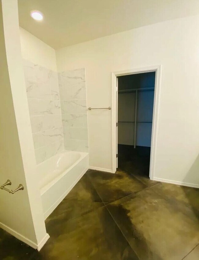 Building Photo - 5530 Gonzaga Ln