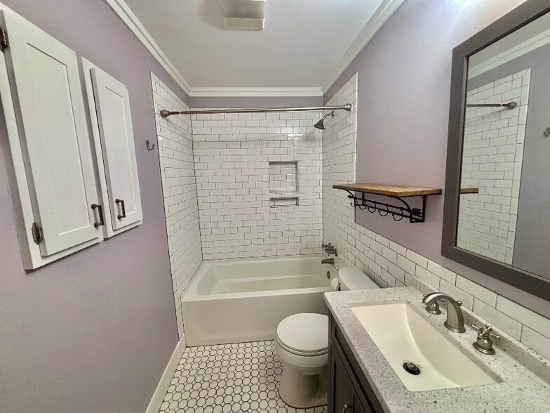 Building Photo - 1473 Greenbrier Dr